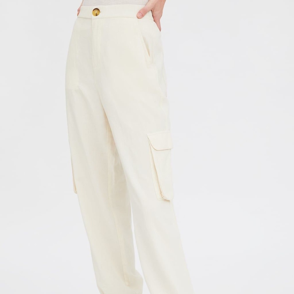 Zara - Flowy cargo pants. Light weight. Off white